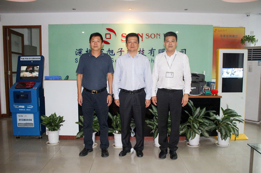 曲顯斌黨委書(shū)記、王永峰董事長(zhǎng)、李玉剛常務(wù)副會(huì)長(zhǎng)合影