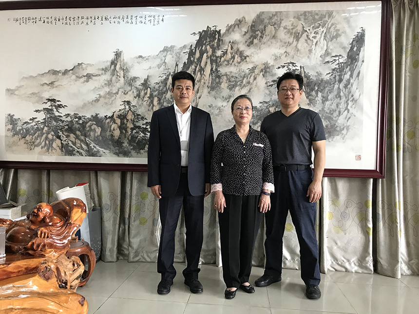 王永峰董事長(zhǎng)、王梅董事長(zhǎng)、余守仁總經(jīng)理合影