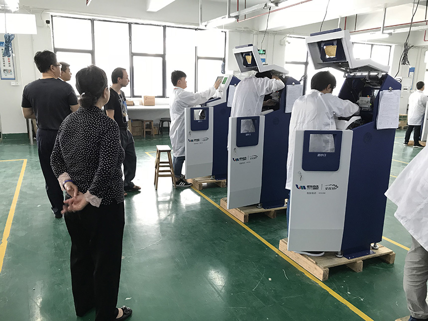 王梅董事長(zhǎng)參觀旭子自助終端制造中心