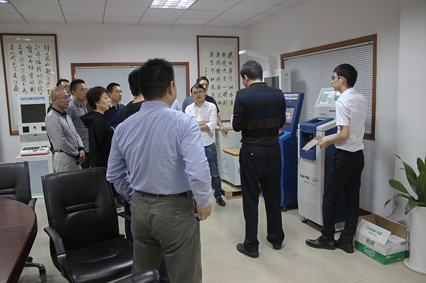 李家琦副總裁親自為銀行卡協(xié)會代表們演示我司自主研發(fā)的創(chuàng)新產(chǎn)品智能收鈔寶