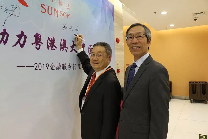 陳永昌總裁和宸鴻科技集團(tuán)總裁兼首席執(zhí)行官、宸展光電董事長孫大明（左）合影