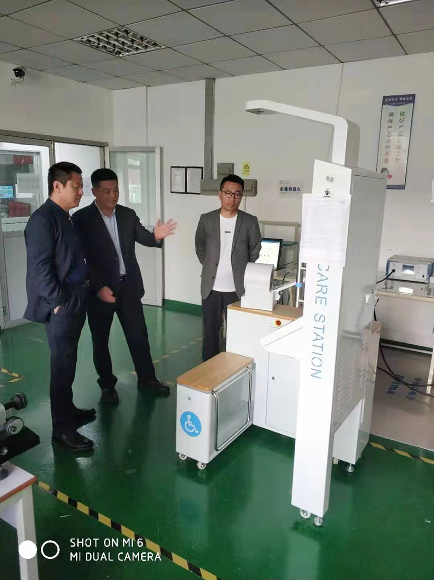 敖委員為旭子醫(yī)療自助體檢終端提建設性意見