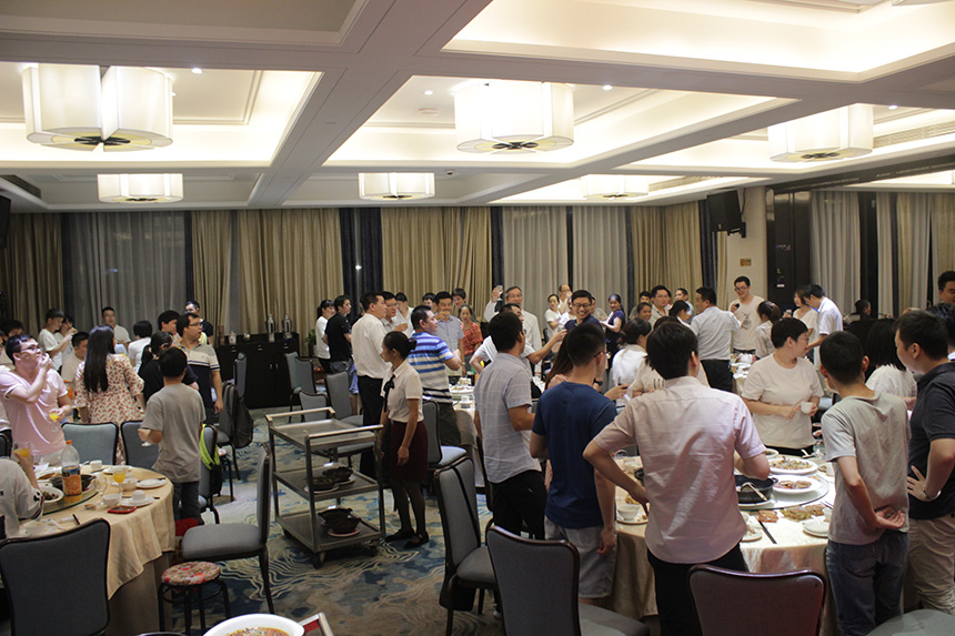 旭子人共舉杯，同慶中秋佳節(jié)