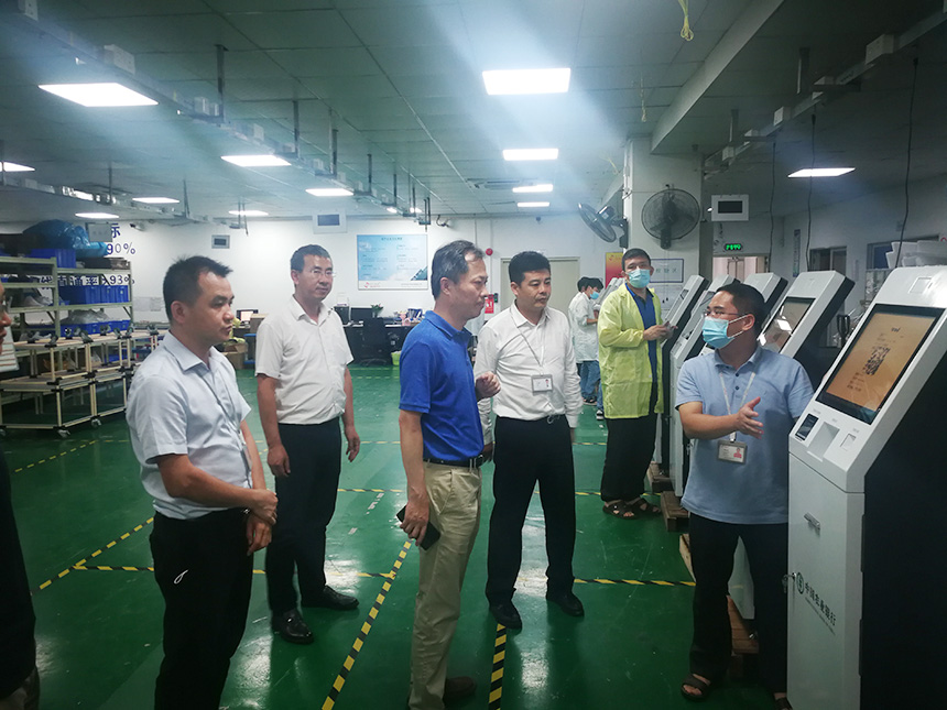 參觀車間，了解農(nóng)業(yè)銀行船票售賣設(shè)備